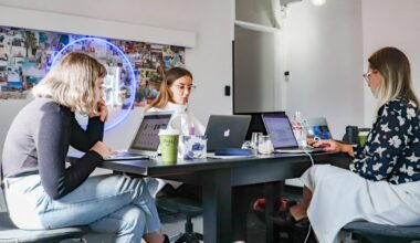 Mujeres tienen una reunión en su startup