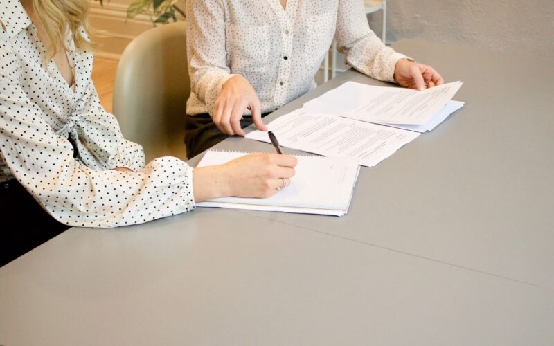 Dos mujeres dialogan sobre un contrato