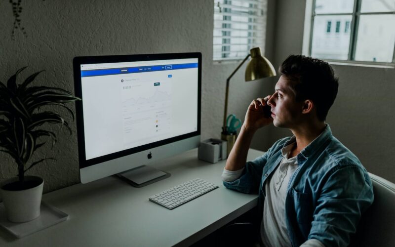 Jóven utilizando software de contabilidad