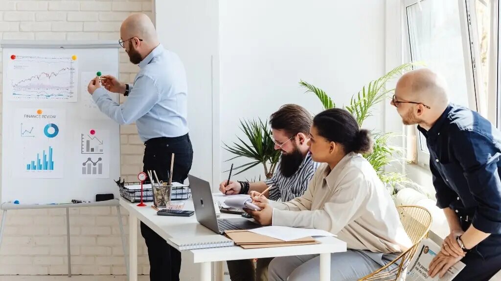 ¿Por Qué es Crucial Analizar el Desempeño Financiero Empresarial?